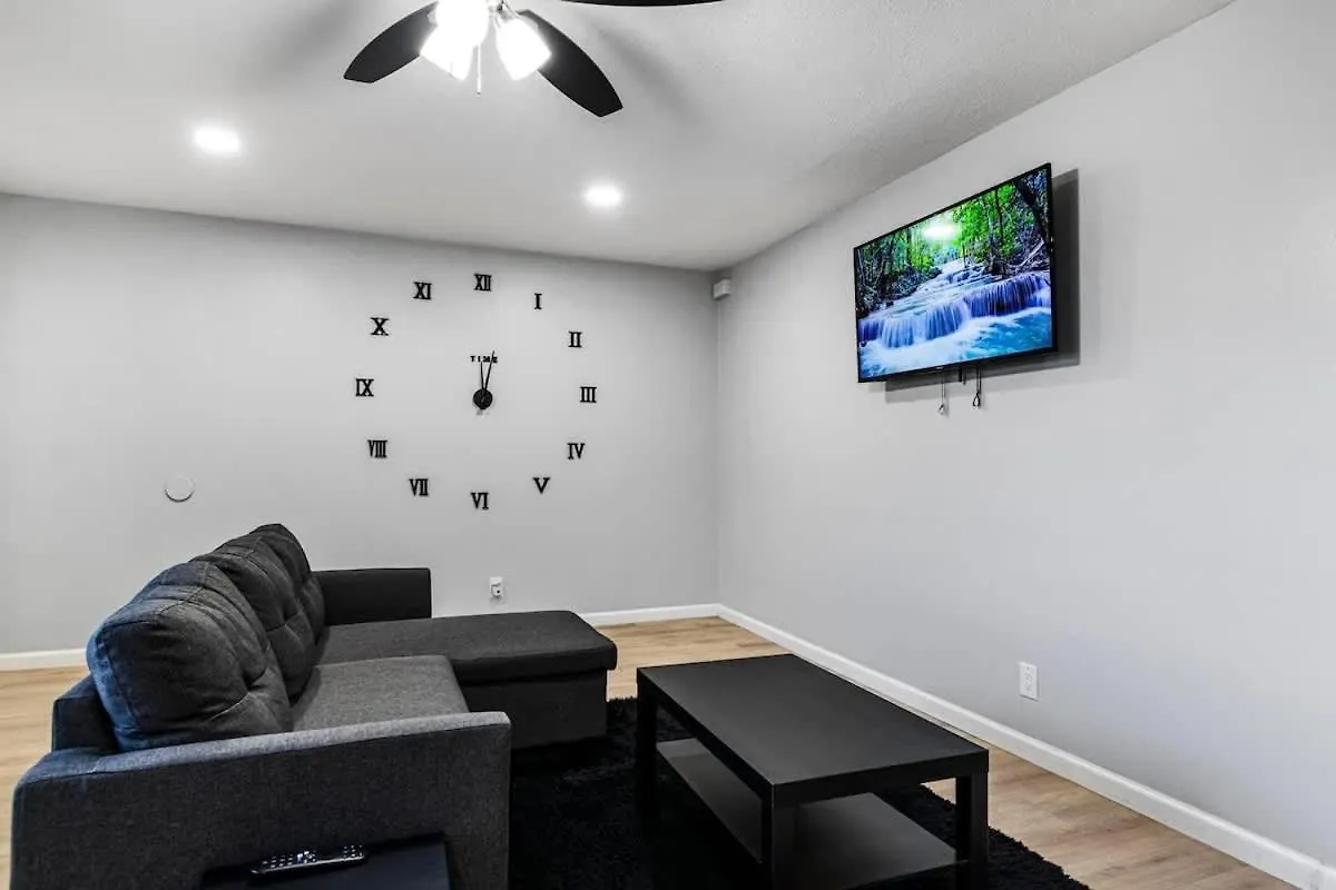 Gorgeous Two Bedroom Sleeps 6! Close To Strip! ラスベガス 別荘