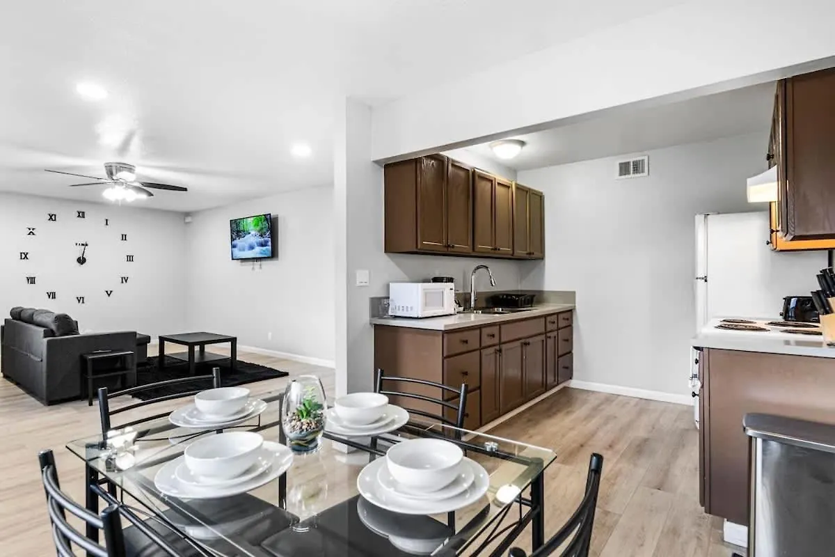 Gorgeous Two Bedroom Sleeps 6! Close To Strip! location